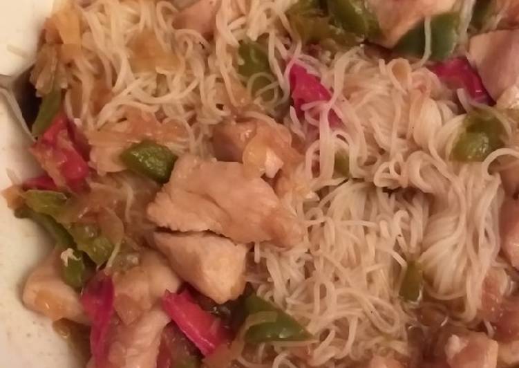 Fideos de arroz con pollo