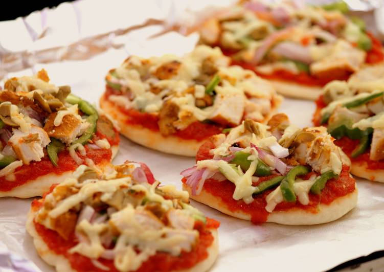 Steps to Make Perfect Grilled Chicken Mini Pizza
