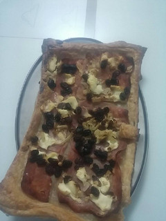Una foto de 706. Pizza de hojaldre con pasas