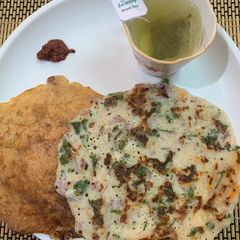 A picture of Oats onion dosa with green tea.