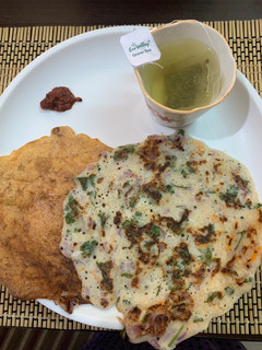 A picture of Oats onion dosa with green tea.