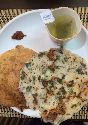 A picture of Oats onion dosa with green tea.