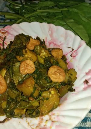 মূলো- পালং- বড়ি ঘন্ট (mulo palang bori ghonto recipe in Bengali) রেসিপির প্রধান ছবি