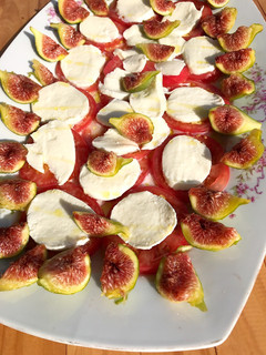 Una foto de Carpaccio de tomate y mozzarella con higos