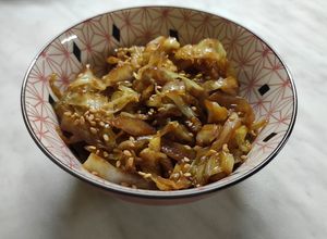Foto di Cavolo cappuccio con salsa di soia e sesamo