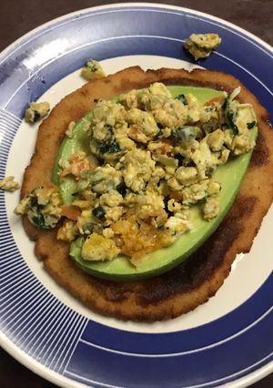 Una foto de Arepa dulce de perico con palta