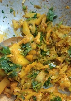 કોબીજ બટાકા નું શાક (Cabbage Potato Shak Recipe In Gujarati) રેસીપી મુખ્ય ફોટો