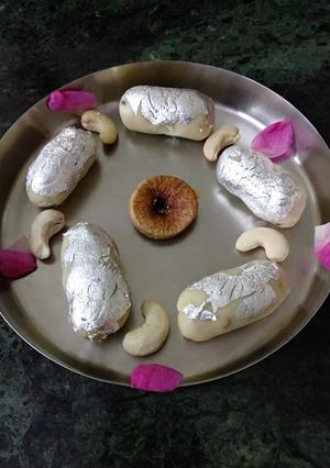 A picture of Kaju Anjeer Roll.