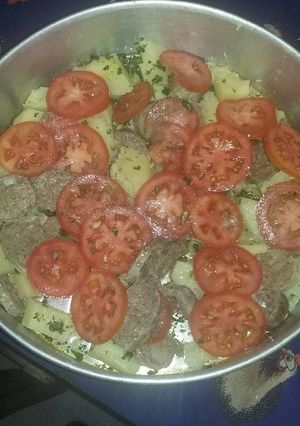 Una foto de Ensalada de papa, tomate y chorizo