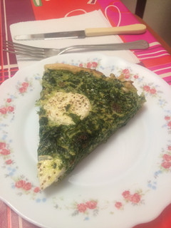 Una foto de Quiche de espinacas, piñones y queso de cabra