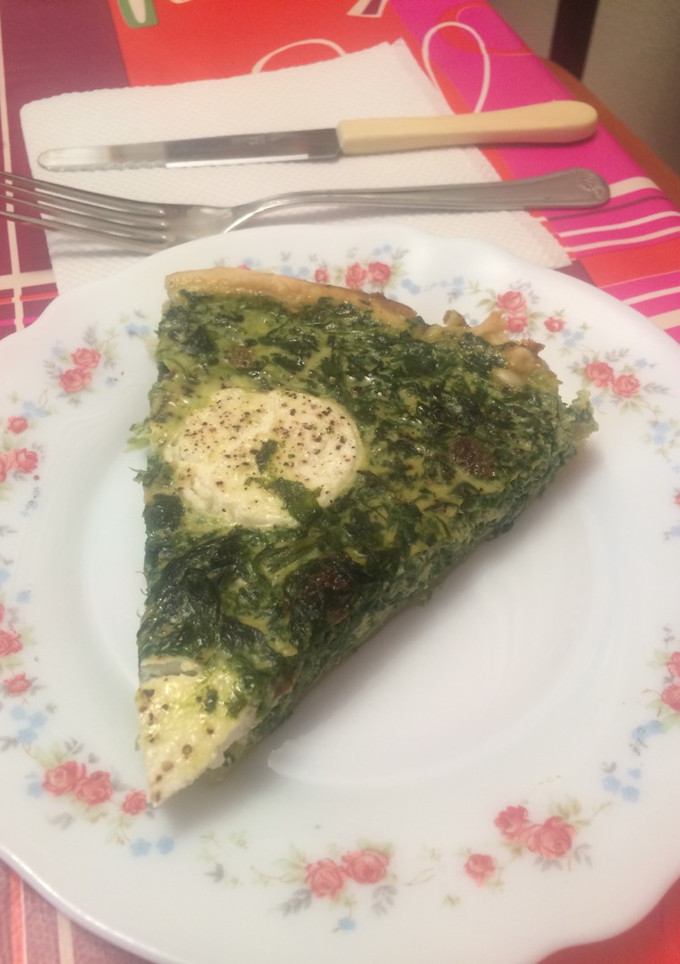 Una foto de Quiche de espinacas, piñones y queso de cabra