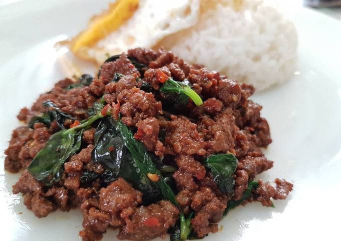 Thai Stir Fry Basil with Beef (Pad Bai Hōraphā)