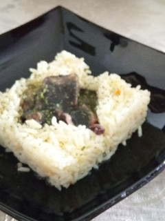 Una foto de Calamares de Potera en su Tinta con Arroz Blanco de Grano Largo