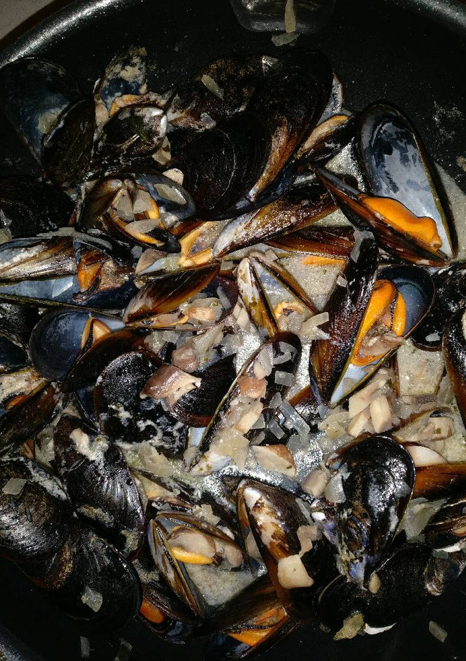 Una foto de Mejillones marinera con champiñones