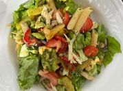 Uma foto de salada massa