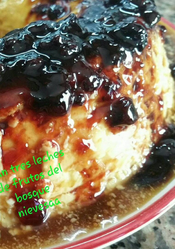 Una foto de Flan tres leches de frutos del bosque 🍮