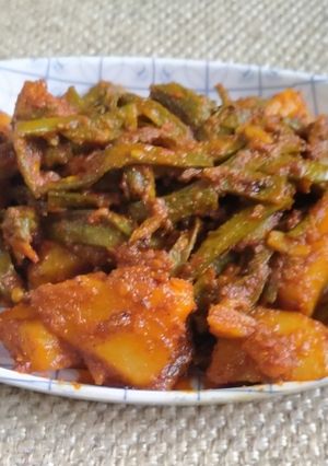 ગવાર બટાકા નું શાક (Gavar Bataka Shak Recipe In Gujarati) રેસીપી મુખ્ય ફોટો
