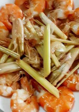 Hình của món Tôm bóc vỏ xào sả.