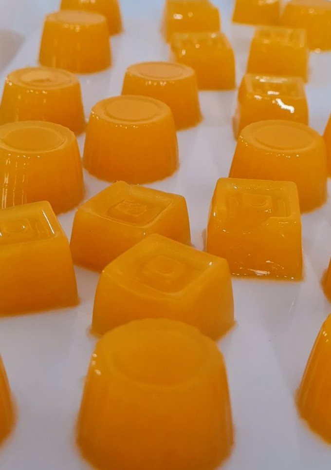 Una foto de Gomitas 🍊 Gominolas de mandarina y naranja 🍊 con agar-agar, saludables, vegetarianas y veganas