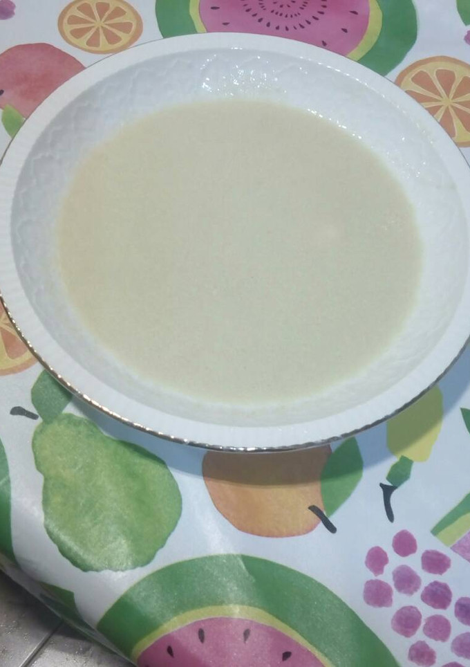 Una foto de Crema de col kale con patata y espárragos trigueros