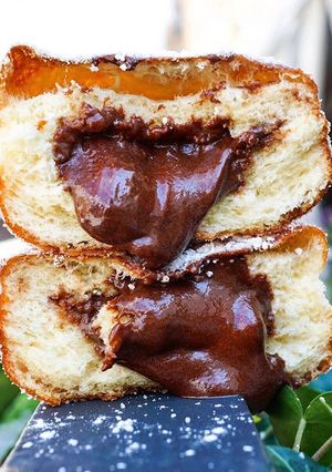 A picture of [Vegan] Chocolate-filled Doughnuts.
