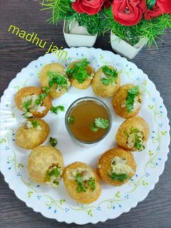 स्ट्रीट स्टाइल चटपटे गोलगप्पे /पानी पूरी(street style chatpate golgappe /pani poori recipe in hindi) रेसिपी मुख्य फोटो