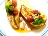 Ζεστό αχλάδι, με blue cheese, καρύδια, φρούτα του δάσους και μέλι