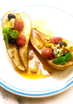Φωτογραφία της συνταγής Ζεστό αχλάδι, με blue cheese, καρύδια, φρούτα του δάσους και μέλι