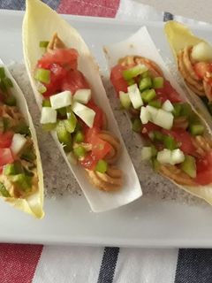 Una foto de Endivias con hummus y pipirrana