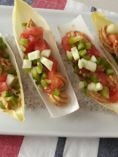 Una foto de Endivias con hummus y pipirrana