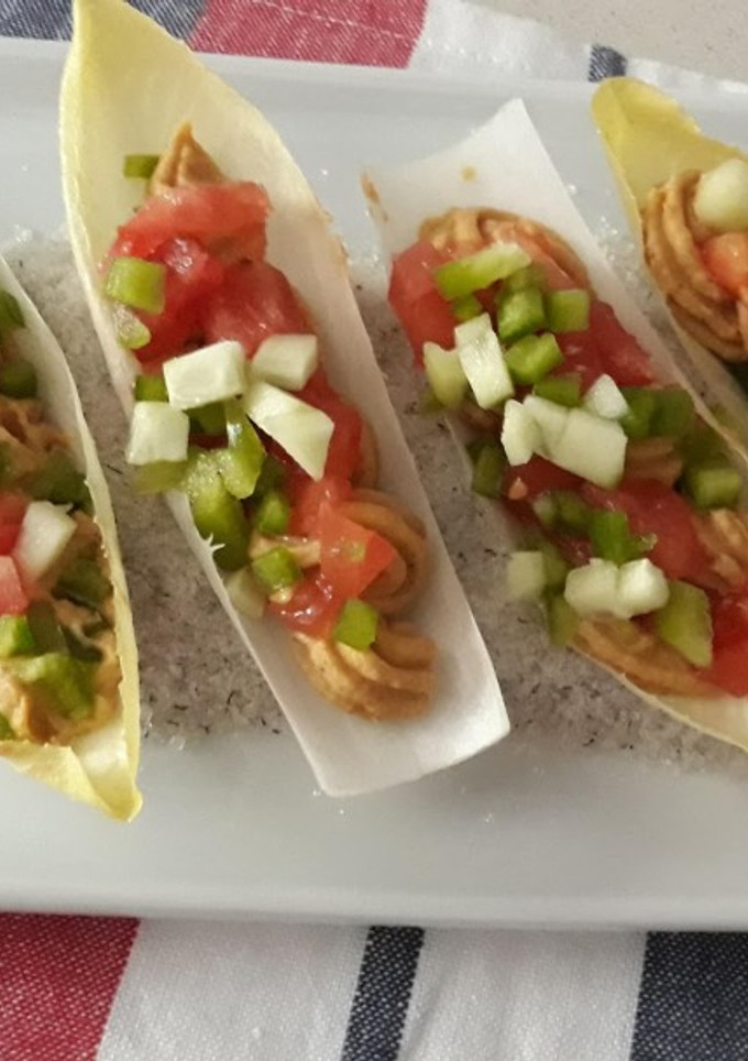 Una foto de Endivias con hummus y pipirrana