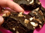 Una foto de brownie harina de algarrobas