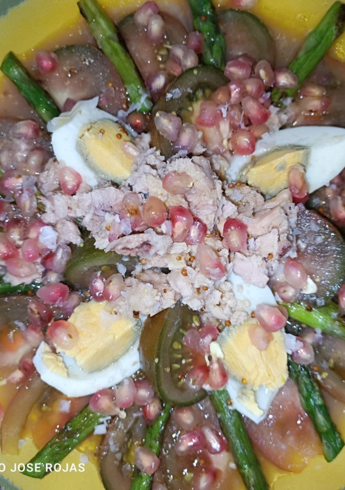 Una foto de Ensalada templada de tomate con vinagreta de granada y mandarina