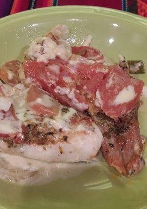 Una foto de Abadejo al horno, con cebolla, tomate y queso