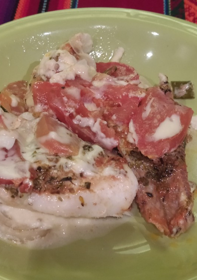 Una foto de Abadejo al horno, con cebolla, tomate y queso