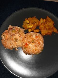 Una foto de Arroz con pollo, patacones y ensalada de rugula