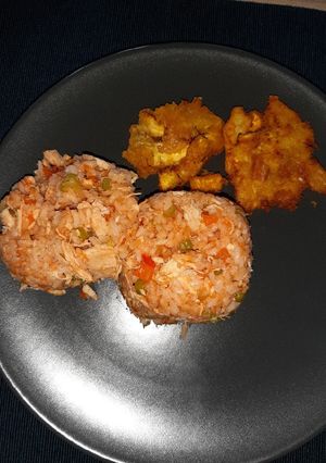 Una foto de Arroz con pollo, patacones y ensalada de rugula