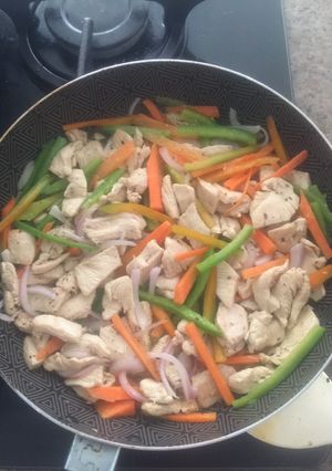 Una foto de Pollo Con juliana de verduras
