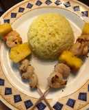 Εξωτικές γαρίδες-ανανάς σουβλάκι με κίτρινο ρύζι