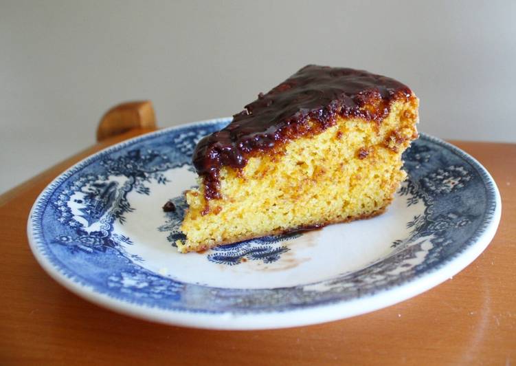Bolo de cenoura com cobertura de chocolate