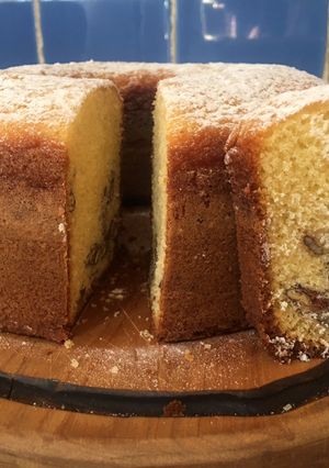 Una foto de Torta o budín con crema de leche y nueces