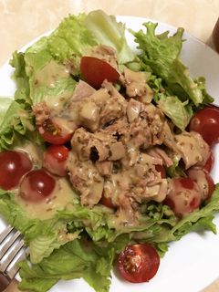 Hình của món Salad cá ngừ đơn giản trong vong 1 nốt nhạc hihi.