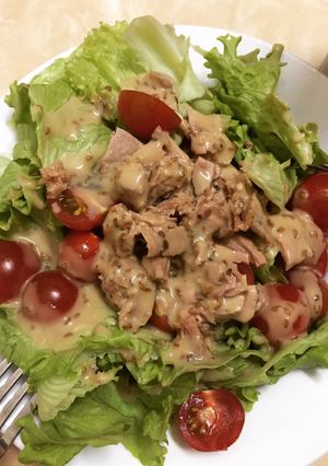 Hình của món Salad cá ngừ đơn giản trong vong 1 nốt nhạc hihi.