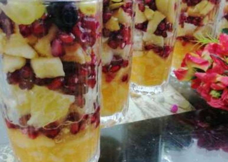 Steps to Make Appetizing Seasonal Fruit Trifle Glass