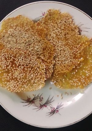 તલ ની પેપર ચીકી (Til Paper Chiki Recipe In Gujarati) રેસીપી મુખ્ય ફોટો
