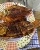 Ikan nila goreng dengan sambal dabu
