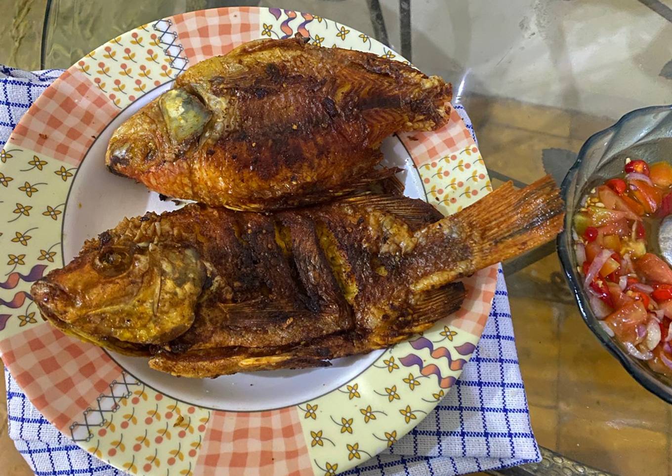 Ikan nila goreng dengan sambal dabu