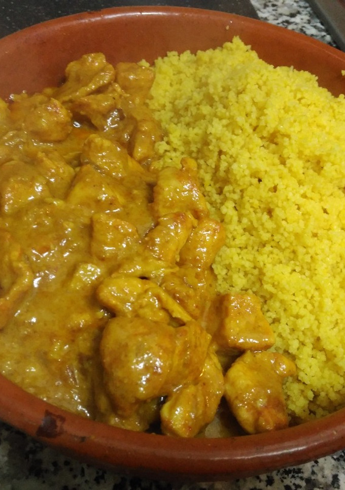 Una foto de Pollo al curry Thai con cuscús
