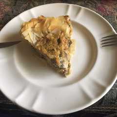 Una foto de Pastel de verdura y queso de cabra con masa filo
