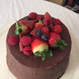 Angel food cake con ganache de chocolate, frutos rojos y gomino